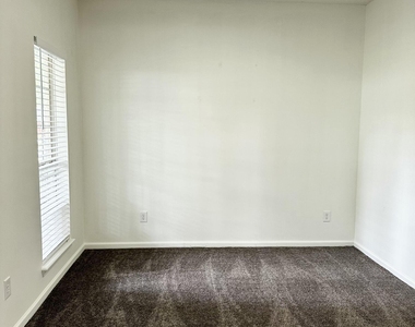 2298 Huckins Court - Photo Thumbnail 4