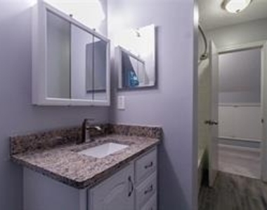 135 Barrington Drive E - Photo Thumbnail 7