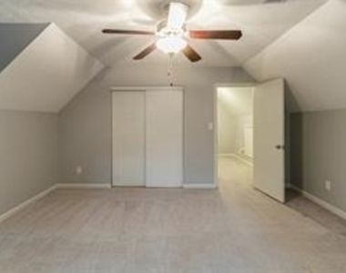 135 Barrington Drive E - Photo Thumbnail 6
