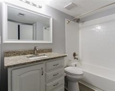 135 Barrington Drive E - Photo Thumbnail 4