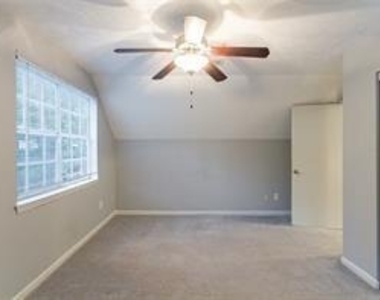 135 Barrington Drive E - Photo Thumbnail 5