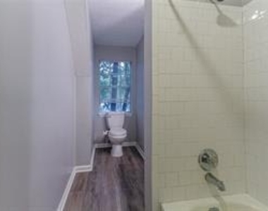 135 Barrington Drive E - Photo Thumbnail 8
