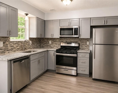 135 Barrington Drive E - Photo Thumbnail 2