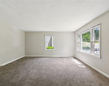 1682 Bridgeport Drive Ne - Photo Thumbnail 7