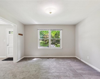 1682 Bridgeport Drive Ne - Photo Thumbnail 4
