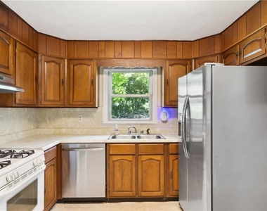 1682 Bridgeport Drive Ne - Photo Thumbnail 10