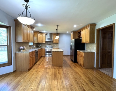 1217 Yorkshire Drive - Photo Thumbnail 8
