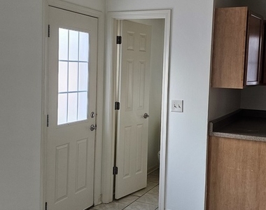 833 Village Quarter Road - Photo Thumbnail 7