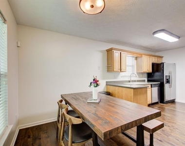1204 Gates Circle Se - Photo Thumbnail 6