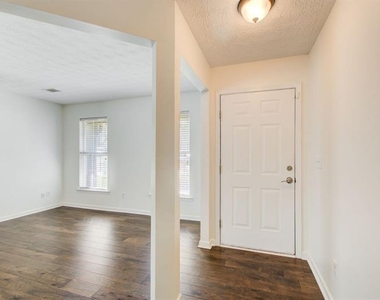 1204 Gates Circle Se - Photo Thumbnail 2