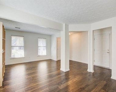 1204 Gates Circle Se - Photo Thumbnail 3