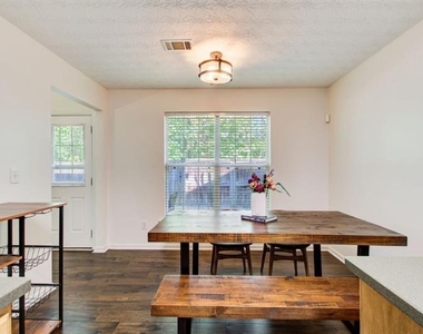 1204 Gates Circle Se - Photo Thumbnail 7