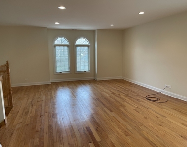 908 East Street - Photo Thumbnail 4