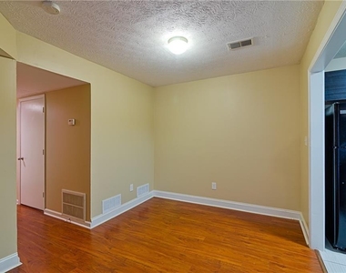 1808 Augusta Drive Se - Photo Thumbnail 4