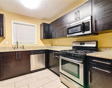 1808 Augusta Drive Se - Photo Thumbnail 7