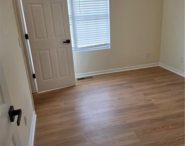 1327 Hollenbeck Lane - Photo Thumbnail 16