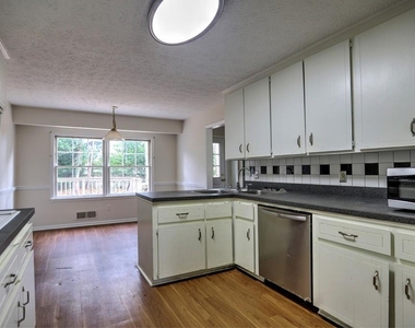 2940 Connie Street - Photo Thumbnail 8