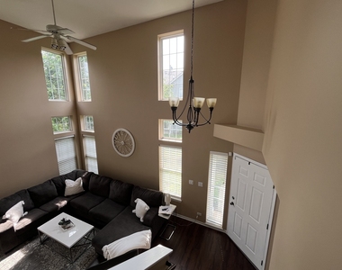 10520 Thornton Way - Photo Thumbnail 4