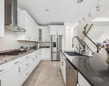 1863 Admiral Court - Photo Thumbnail 8