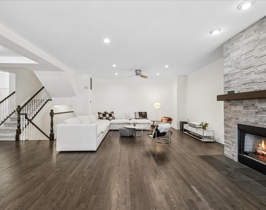 1863 Admiral Court - Photo Thumbnail 4