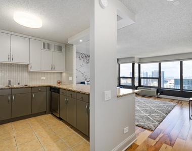 30 E Huron Street - Photo Thumbnail 3