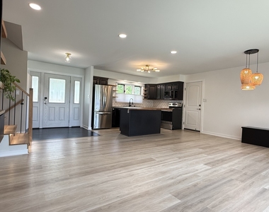 2305 N Williamsburg Street - Photo Thumbnail 4