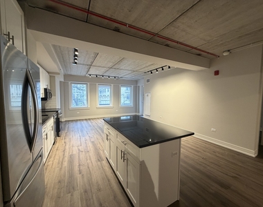 952 W Carmen Avenue - Photo Thumbnail 4