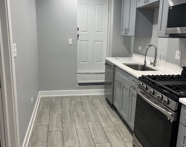926 W 32nd Place - Photo Thumbnail 3
