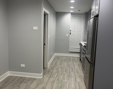 926 W 32nd Place - Photo Thumbnail 1