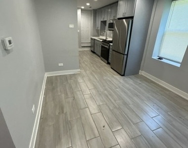 926 W 32nd Place - Photo Thumbnail 2