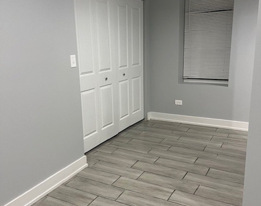 926 W 32nd Place - Photo Thumbnail 5