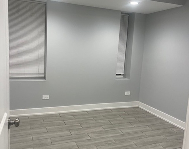 926 W 32nd Place - Photo Thumbnail 7