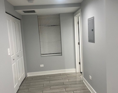 926 W 32nd Place - Photo Thumbnail 4