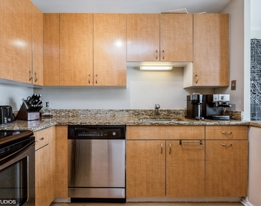 111 E Chestnut Street - Photo Thumbnail 5