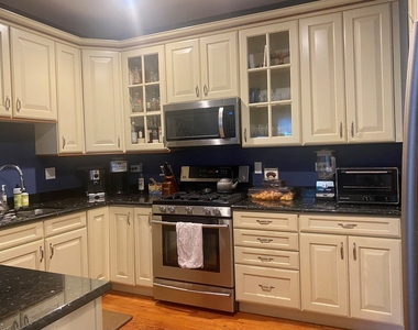 1501 Stonegate Manor - Photo Thumbnail 6