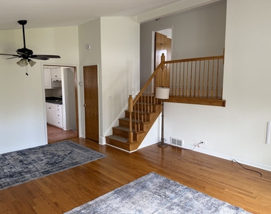 212 Valerie Court - Photo Thumbnail 5
