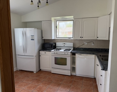 212 Valerie Court - Photo Thumbnail 8