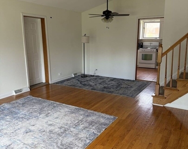 212 Valerie Court - Photo Thumbnail 3