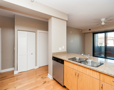 451 W Huron Street - Photo Thumbnail 4