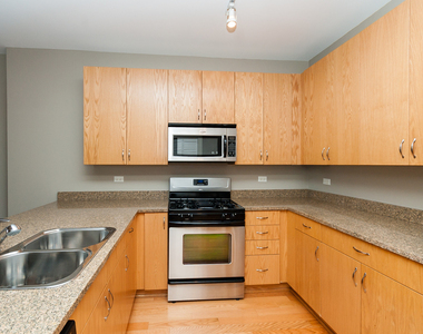 451 W Huron Street - Photo Thumbnail 3