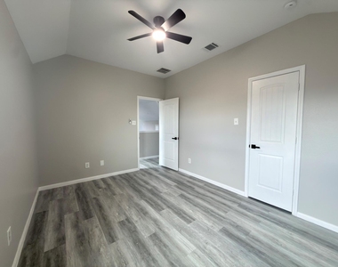 9413 Savannah Holly Drive - Photo Thumbnail 8