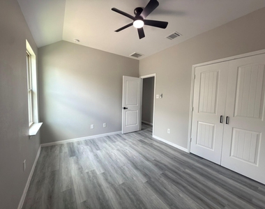 9413 Savannah Holly Drive - Photo Thumbnail 10
