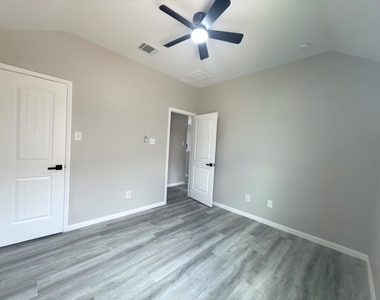 9413 Savannah Holly Drive - Photo Thumbnail 11