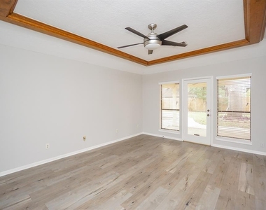 2918 E Elm Circle - Photo Thumbnail 4