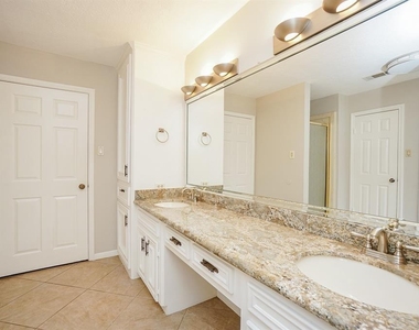 2918 E Elm Circle - Photo Thumbnail 5