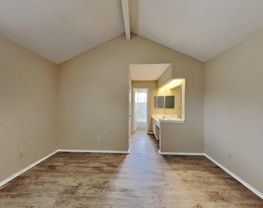 2818 Mayflower Landing Court - Photo Thumbnail 6