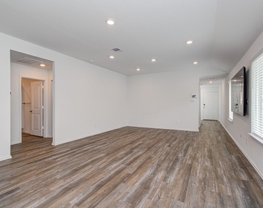 6111 Grove Of Pines St - Photo Thumbnail 9