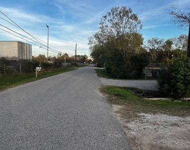 17619 Lewis Dr - Photo Thumbnail 9