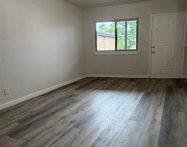 4811 Oakland Street - Photo Thumbnail 5