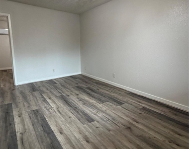 4811 Oakland Street - Photo Thumbnail 7